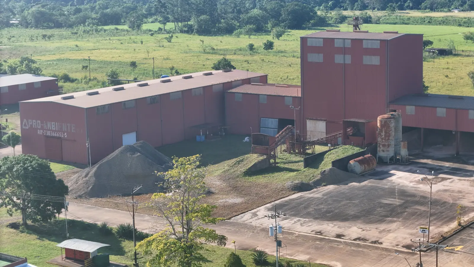 Mineral stockpile and crushing line